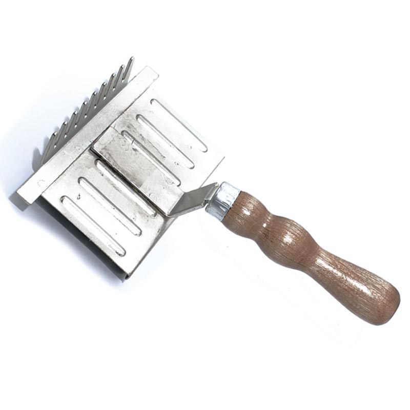Curry comb iron with wooden handle - 0789