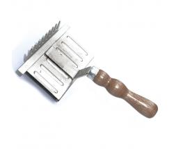 CURRY COMB IRON WITH WOODEN HANDLE - 0789
